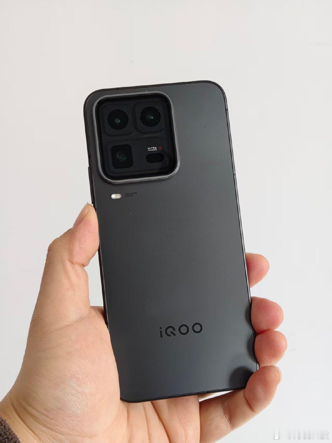 最近不少人在iQOO15标准版和Ultra版之间纠结：价差超千元，该怎么选？答