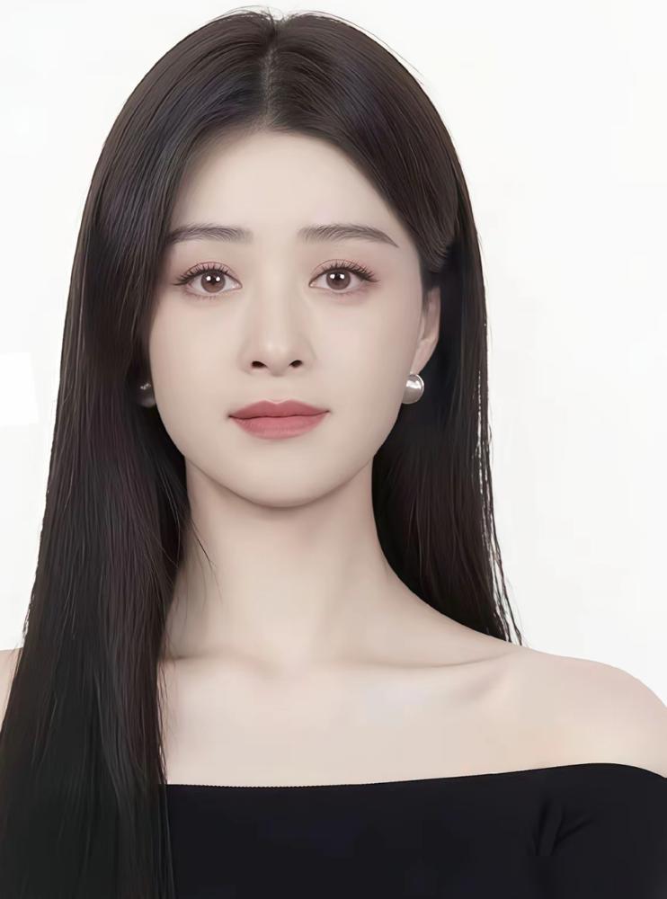 蒋欣身上有个邪门规律，只要她演女二，女一号就得心惊肉跳。在刚开播的玫瑰丛生里，她