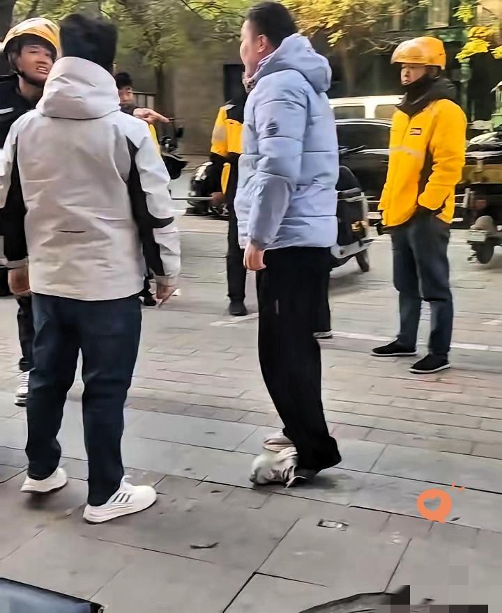 你扣我钱，我和你拼命！这事儿真不是小题大做石家庄外卖小哥持刀伤人的新闻刷爆