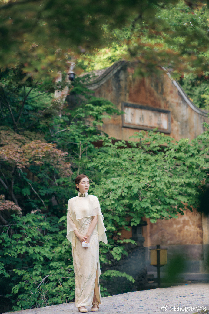 曾黎旗袍造型好温婉曾黎旗袍美人来了身段舒展匀称，旗袍剪裁贴合身形，没有一丝多余