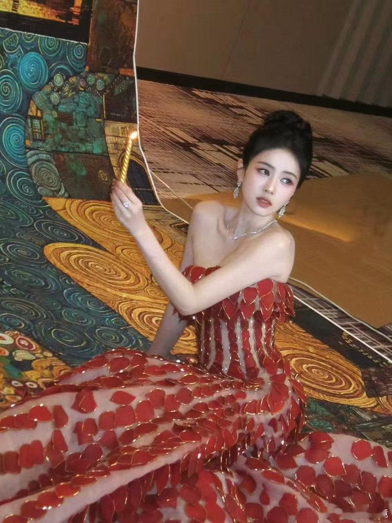 白鹿红色花瓣连衣裙白鹿真的太适合红色了！完全女王来的​​​