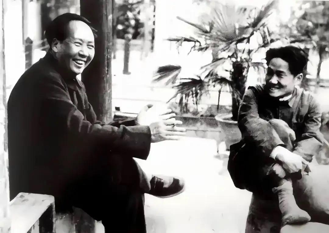 每次看到毛主席和儿子毛岸英的合影照片，笔者情不自禁流泪！毛主席为了中华人民共