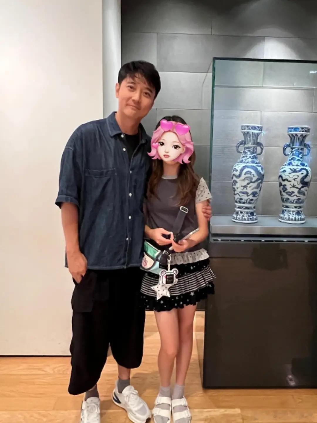 张丹峰夫妇带女儿英国过暑假，54岁洪欣看背影和12岁女儿像同龄人！