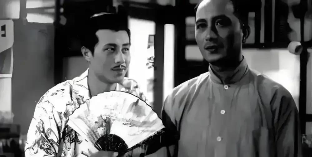 王心刚庞学勤同框？假的！那张黑白合影在群里疯传，我放大十倍，发现两人领口光