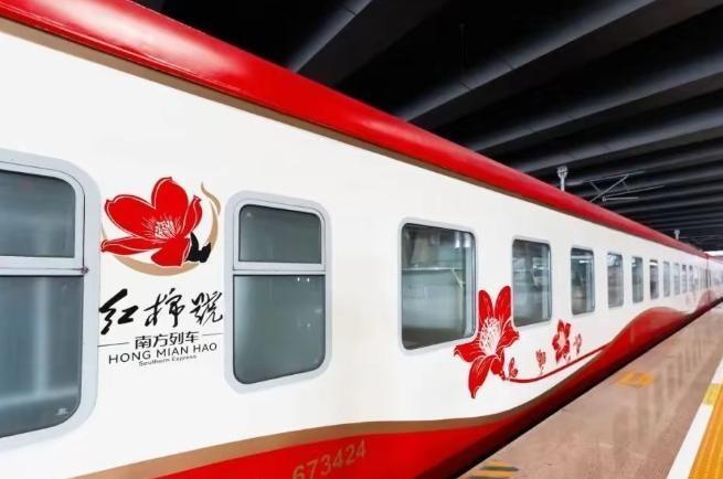 7月5日从深圳东站缓缓开出的这列火车，引起了不少人的关注。这趟叫"红棉号"的旅游