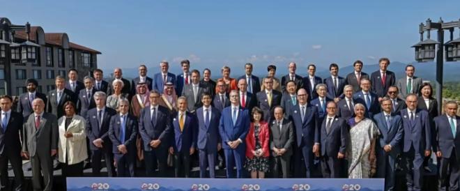 G20大合照刚刚曝光，站位安排就迅速引爆争议！日本代表现身“C位”，中国代表的位