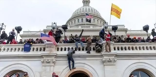美国为何不担心自己国家发生革命？因为说白了，美国政府是真杀人，华尔街闹事的带头人