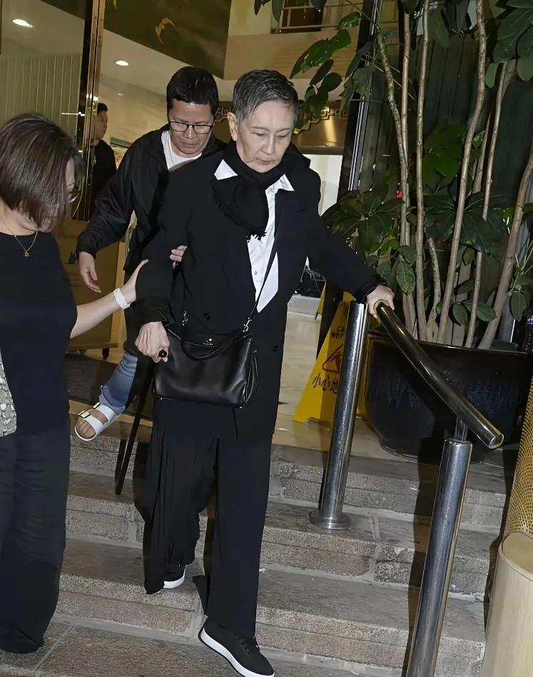 74岁施南生惊传病重留医，5月露面拄拐杖很消瘦，张艾嘉急赴医院探望！7月8日，