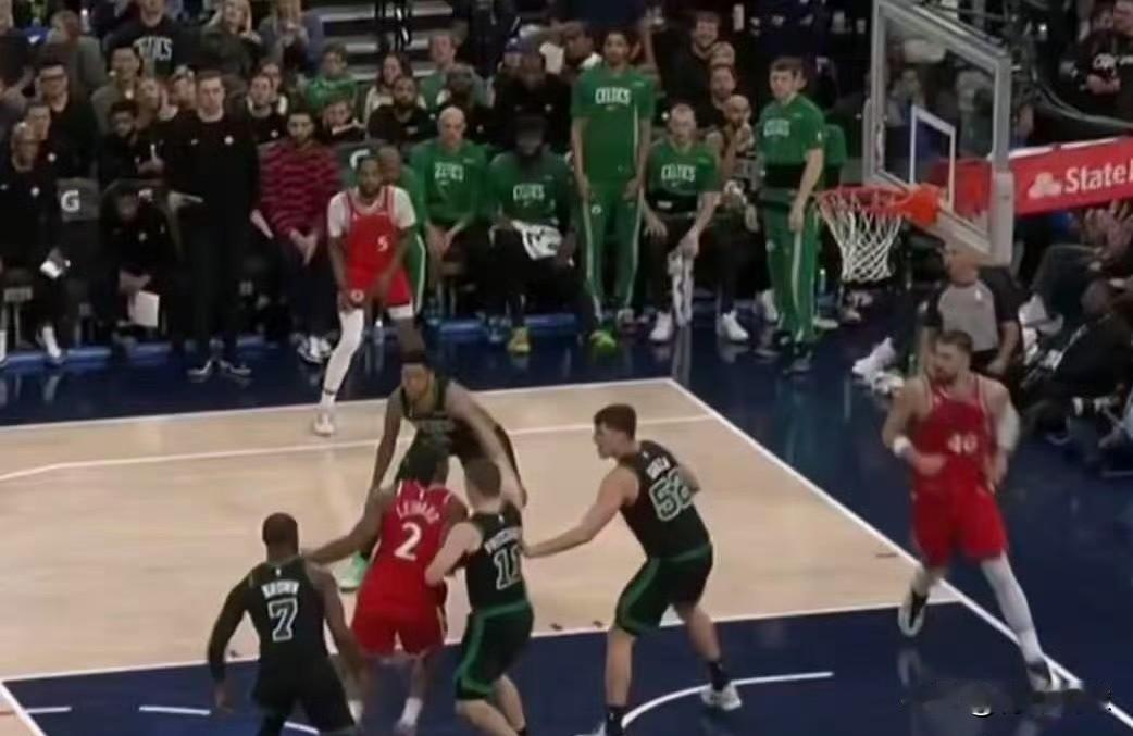 被包夹麻了！这才是伦纳德低迷的原因！今天快船队惨败凯尔特人队的比赛，伦纳德神