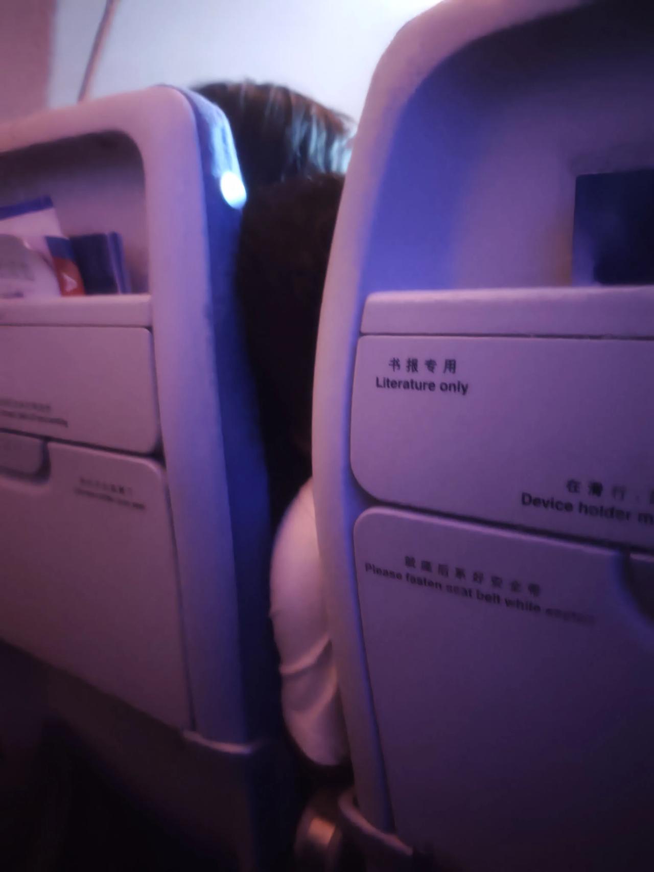 辣眼睛！飞机前排的情侣毫不顾忌前后左右的旅客，那叫亲的一个忘我和滋润。从机场起飞