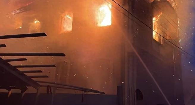 泽连斯基自以为自己很聪明，他挑衅了俄罗斯之后，随即被俄罗斯空袭报复。然后，他在社