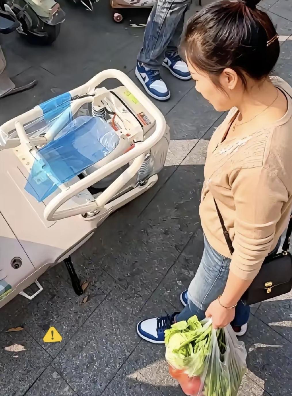 王姐上周买的电动车，骑去菜场买菜回来，发现坐垫被人拿走了。她挺生气的，说这坐垫是