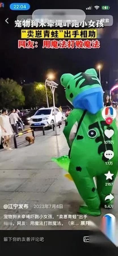 碰到不拴狗的你忍不忍？北京这位大哥的操作真的绝了。邻居大爷遛狗不拴绳