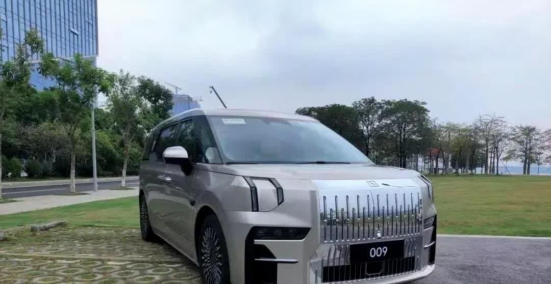 这就是赤裸裸的现实！油车30万：使用10年，油费10万，卖5万！纯电车3