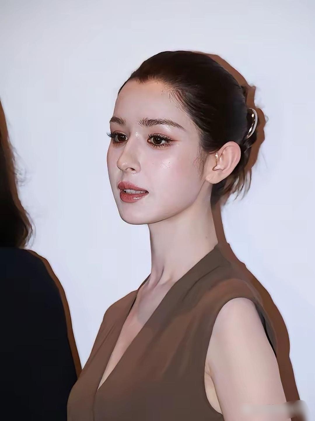 哈尼克孜脸和身高差距好大呀，不放图2我以为她有一米七呢