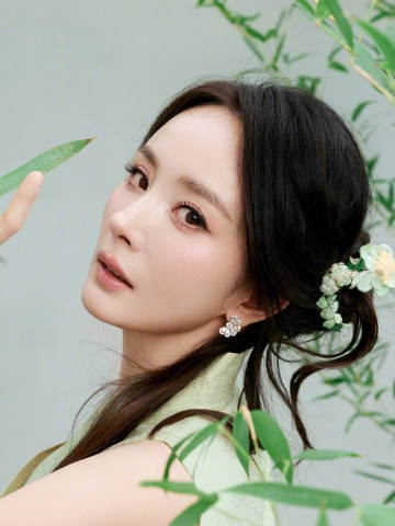 杨幂新中式美人杨幂绿色刺绣新中式完全新中式美人来的~