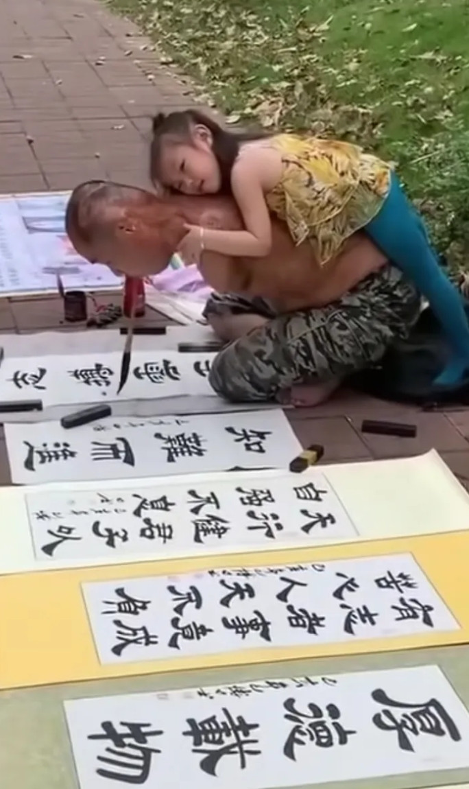 看哭了！2023年报道，山东聊城，一名男子在一场意外中不幸失去了双臂，妻子在这时