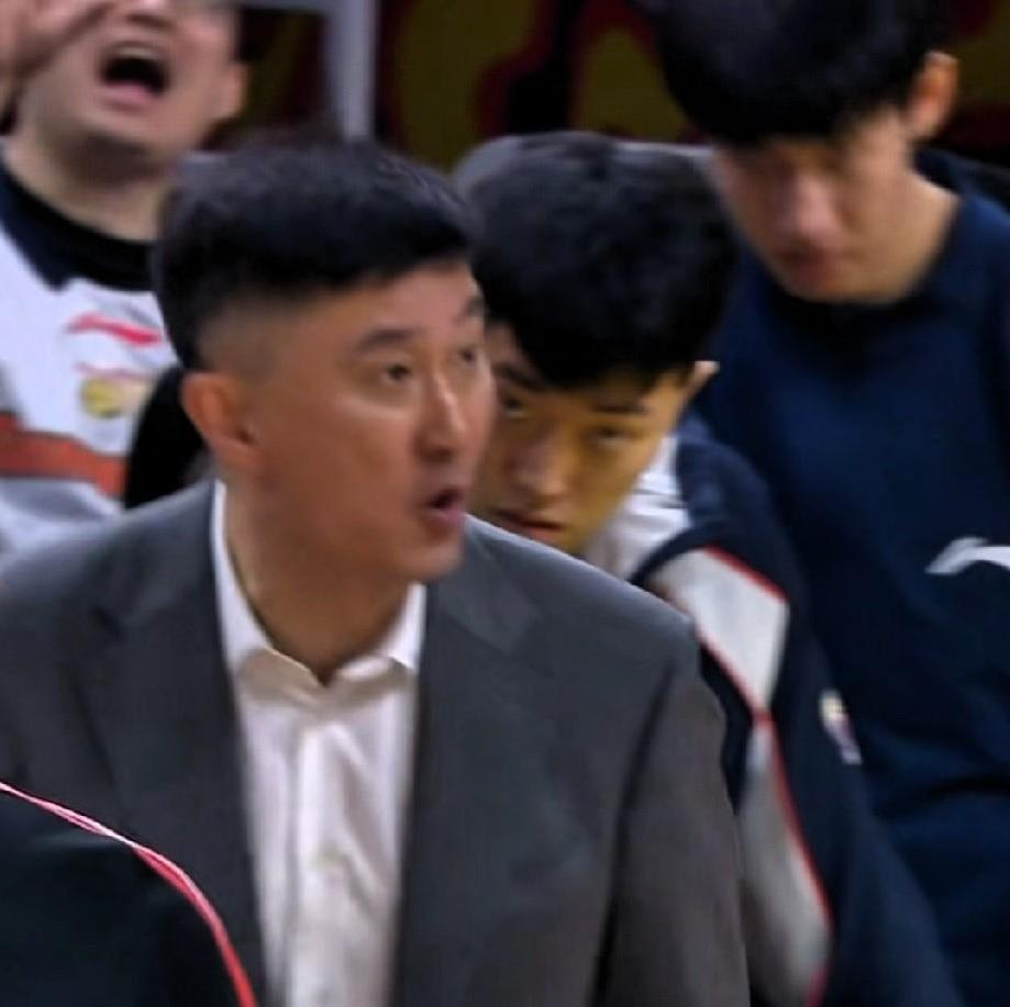 杜锋挑战cba光头裁判吹罚失败！起因是焦泊乔干扰球，杜锋随机挑战，要求回看比赛录