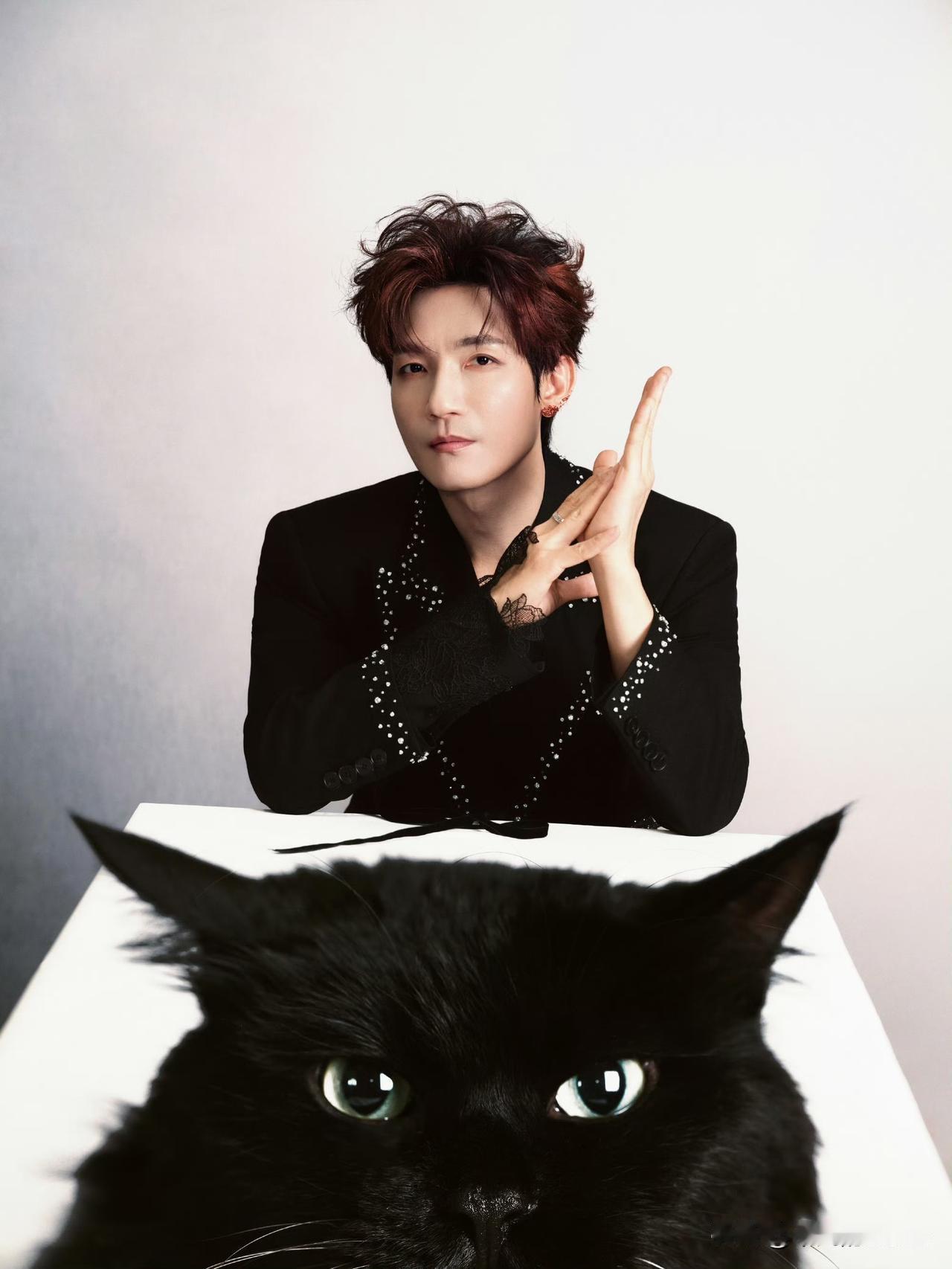 生哥真是越来越敢穿了，好身材就是要搭配合适的衣服。11月29日，陈楚生晒出自