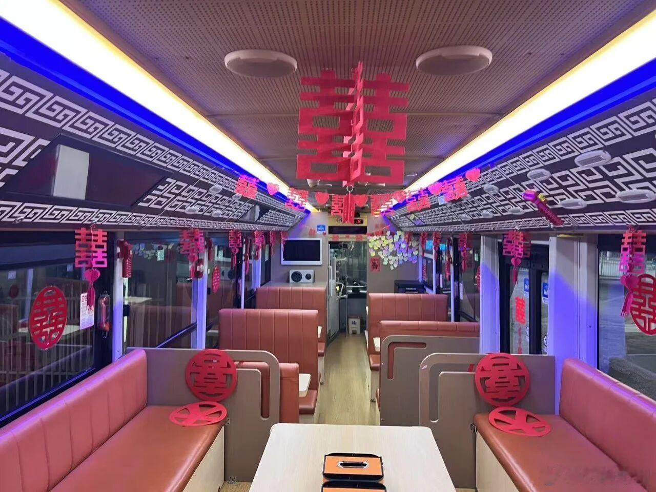 【郑州商都号文旅巴士首当婚车开启婚嫁新风尚】近日，郑州公交“商都号时空穿梭文旅