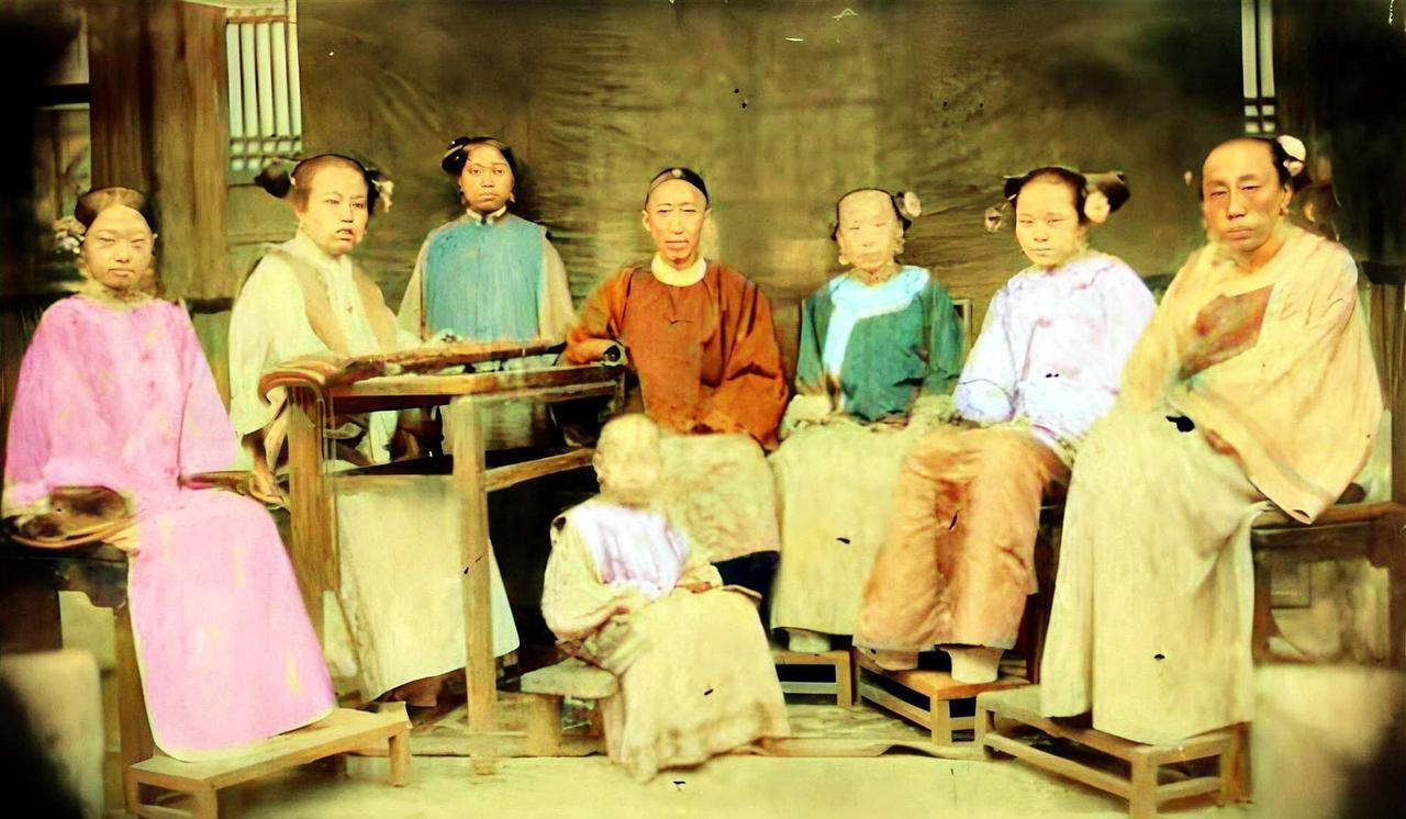 清末时期，一个权贵人家的三妻四妾。清末那会儿，社会乱得跟炒豆儿似的，可封建礼教