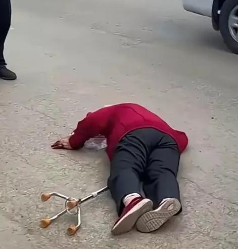 杭州62岁阿姨摔倒躺在路边25分钟，路人不敢上前搀扶，救护车接进急诊，她一口咬定