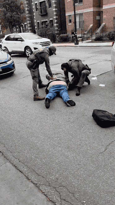 美国ICE抓到的类人生物：在后面看不出是啥玩意，前面才可以！就这个体型和服装，我