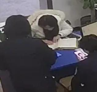 浙江女子第一次见到档案上的“爷爷”，笑着笑着就哭了：他和我爸爸真像。那天她