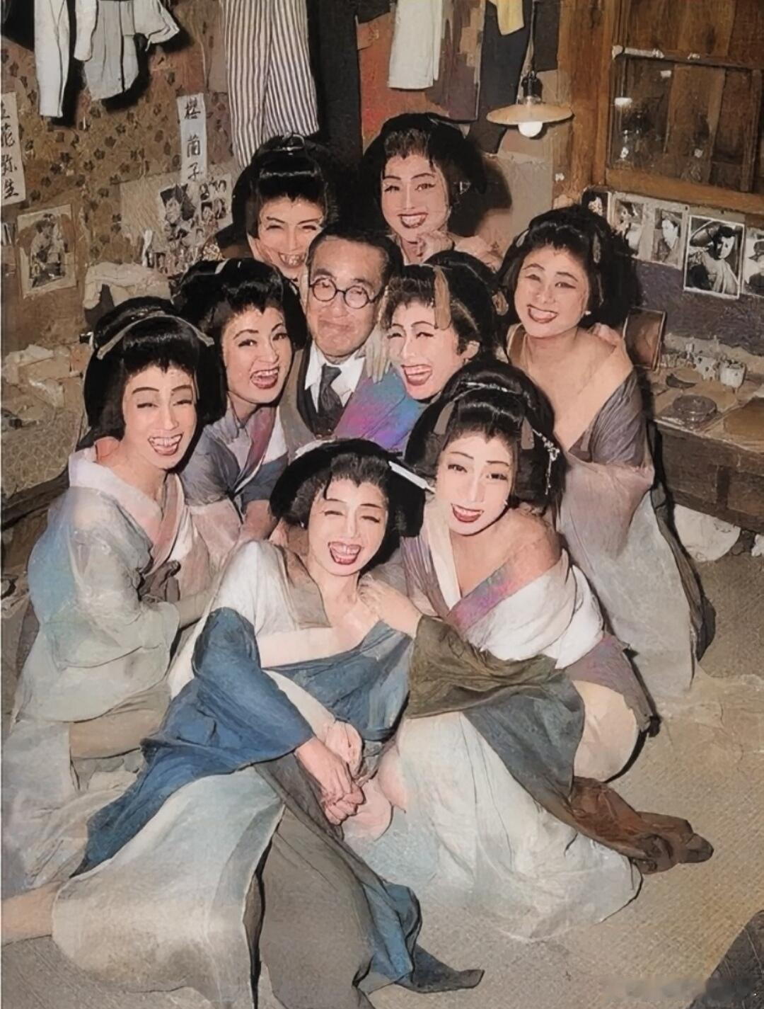 1952年，作家和他的舞女们。这是日本作家永井荷风与艺妓们的合影。他穿着西装戴着