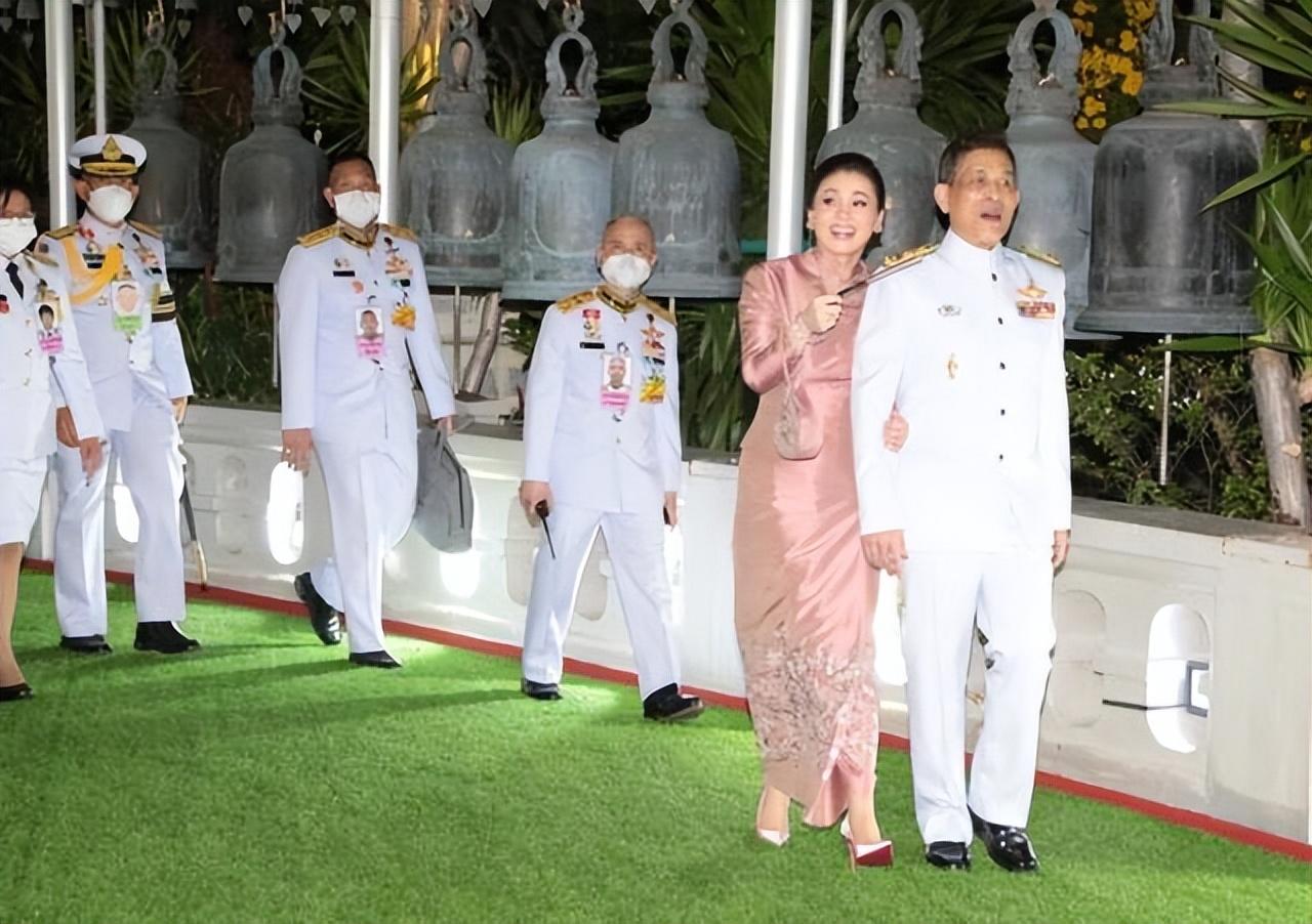 苏提达王后玩玩具那么可爱，浇水又那么姿势优美，泰王老牛吃嫩草，和苏提达王后在一起