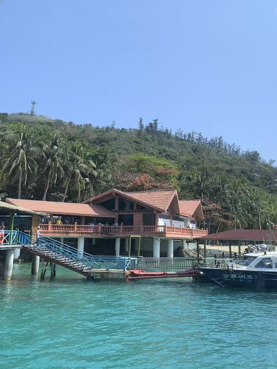 从船舱框住这抹治愈蓝，打卡分界洲岛的热带浪漫✨红顶小屋、椰林碧海，连海风都裹着
