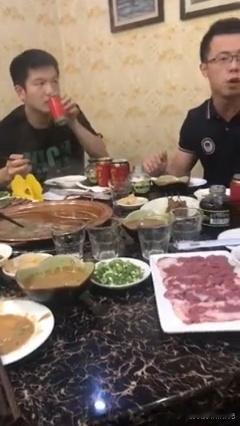 19年和朋友们一起吃火锅的樊振东​​​