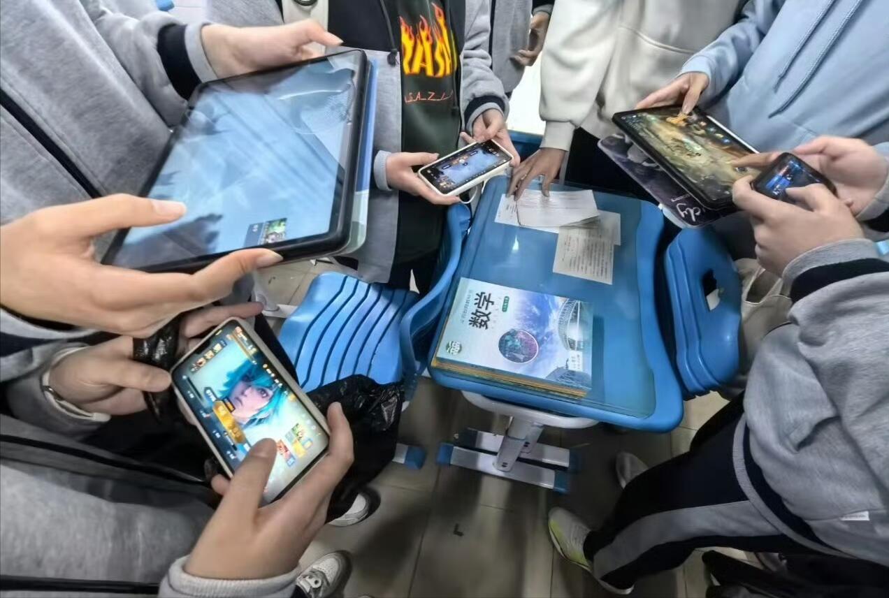 现在小孩玩手机真是越来越管不住了。连教育部都发了文件，要求严禁把手机带进课堂，鼓