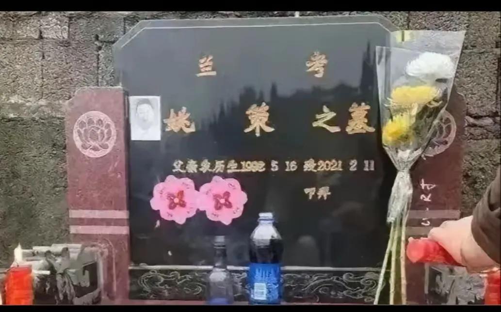 杜新枝郭希宽对姚策在兰考的墓碑还是很上心的，墓碑是那种黑色的材质，看着很有质感，