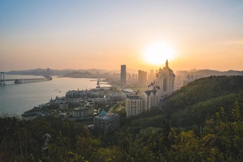 2025年大连GDP达10002.1亿元，成为东北首个万亿之城。这背后离不开科技