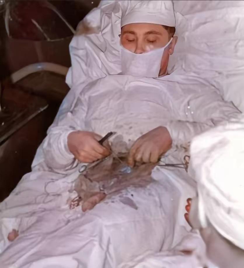 谁能想到，南极冰原上那个27岁的苏联医生，切开自己肚子不是因为绝望，