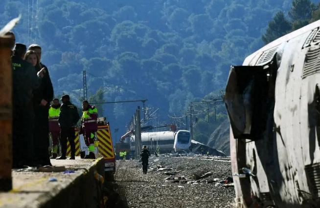太揪心了，1月18号晚上西班牙南部突然传来一声巨响，一场高铁相撞的惨剧，直接让全