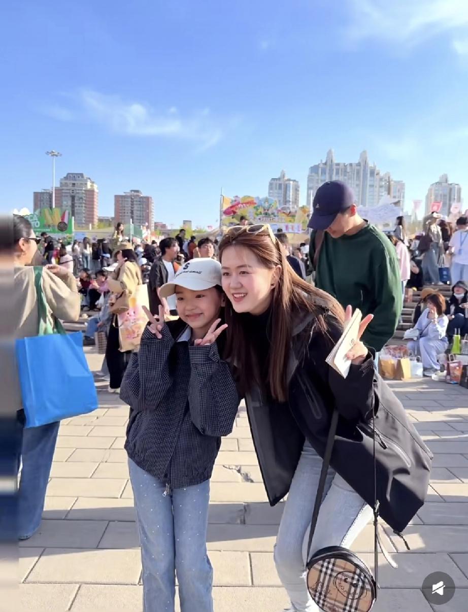 高云翔有点惨，带女儿小酒窝到北京朝阳参加面包节，小酒窝受人追捧，而高云翔则没人理