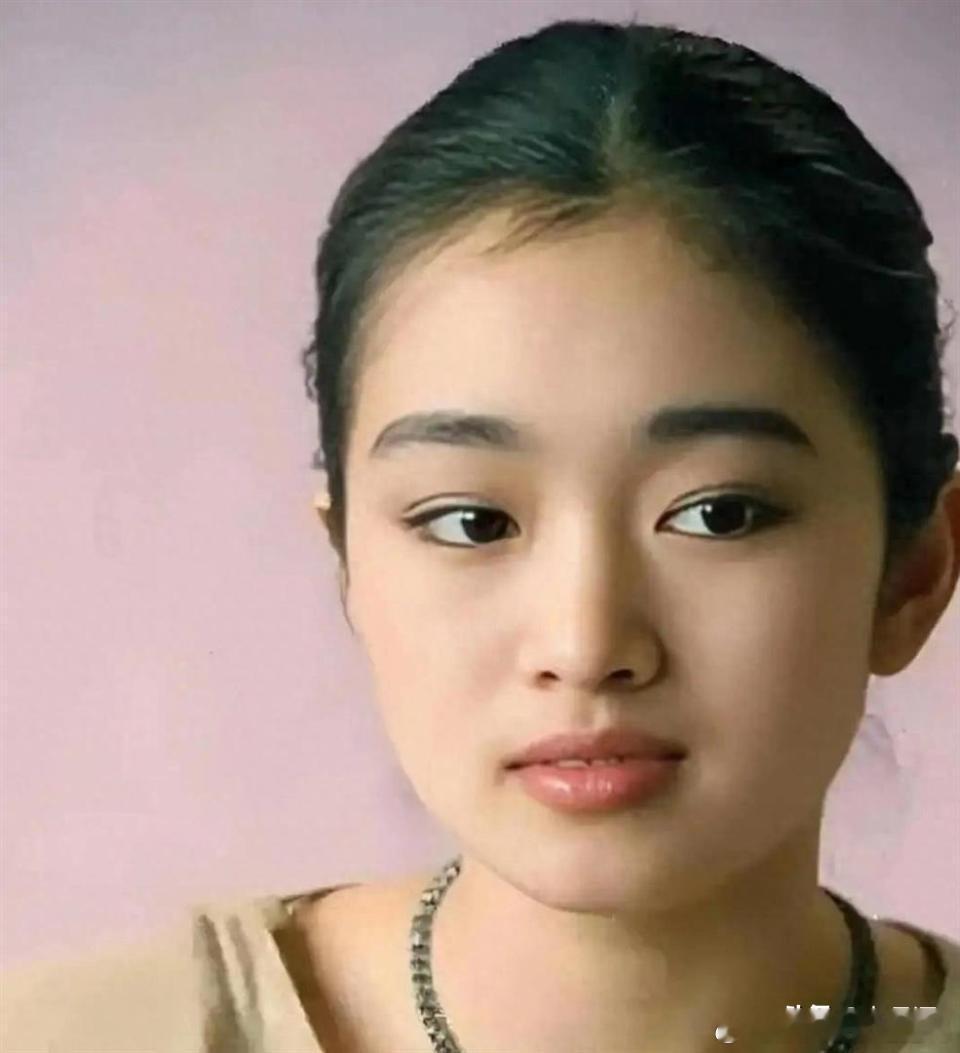 年轻时的巩俐真是美得令人移不开眼，眼神灵动，气质出众，每一道眉眼都散发着不凡的魅