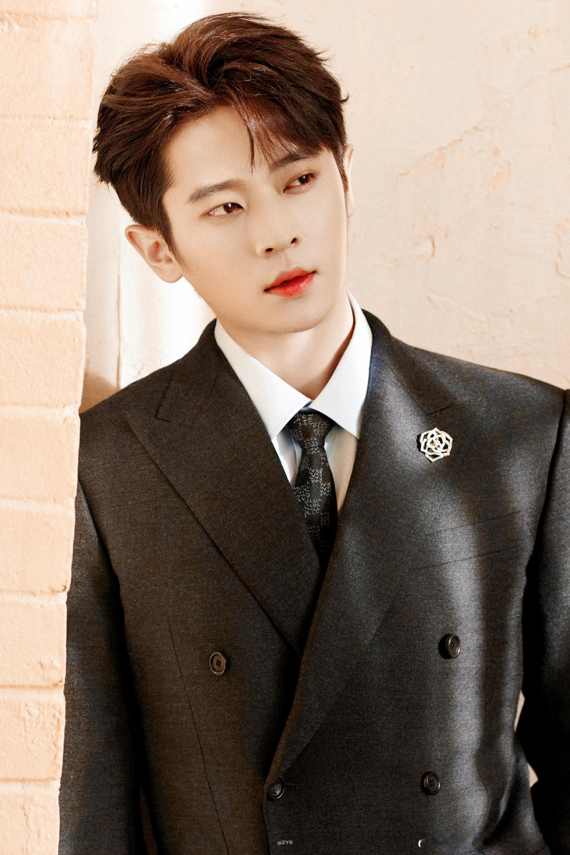 丞磊不仅拍了粉丝还得P图丞磊这波操作直接拉满好感度！主动拍粉丝就算了，粉丝让P