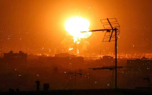 中东打出新高度了，以色列和伊朗直接玩上互相掐脖子了！伊朗发射“城堡破坏者”弹道导