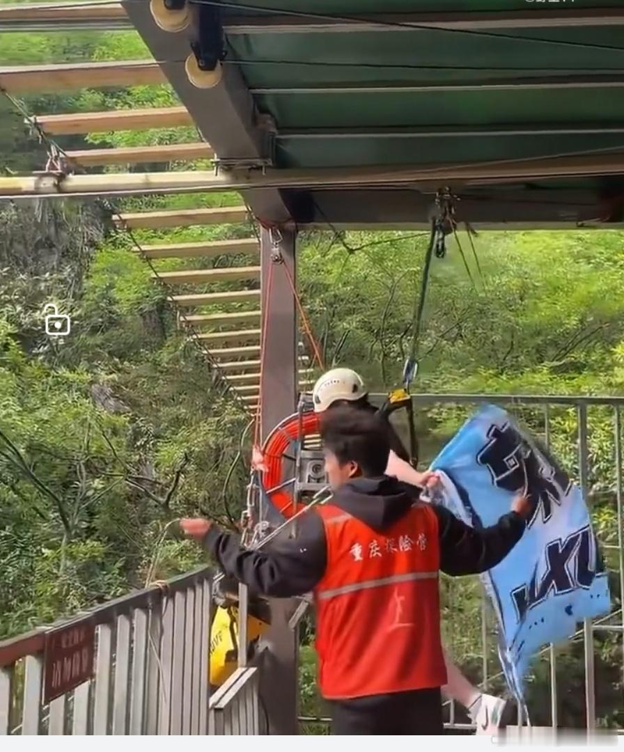 女游客秋千坠亡家属已和解！这么快就和解了？当时女游客都喊了好几次没绑紧，工作人员