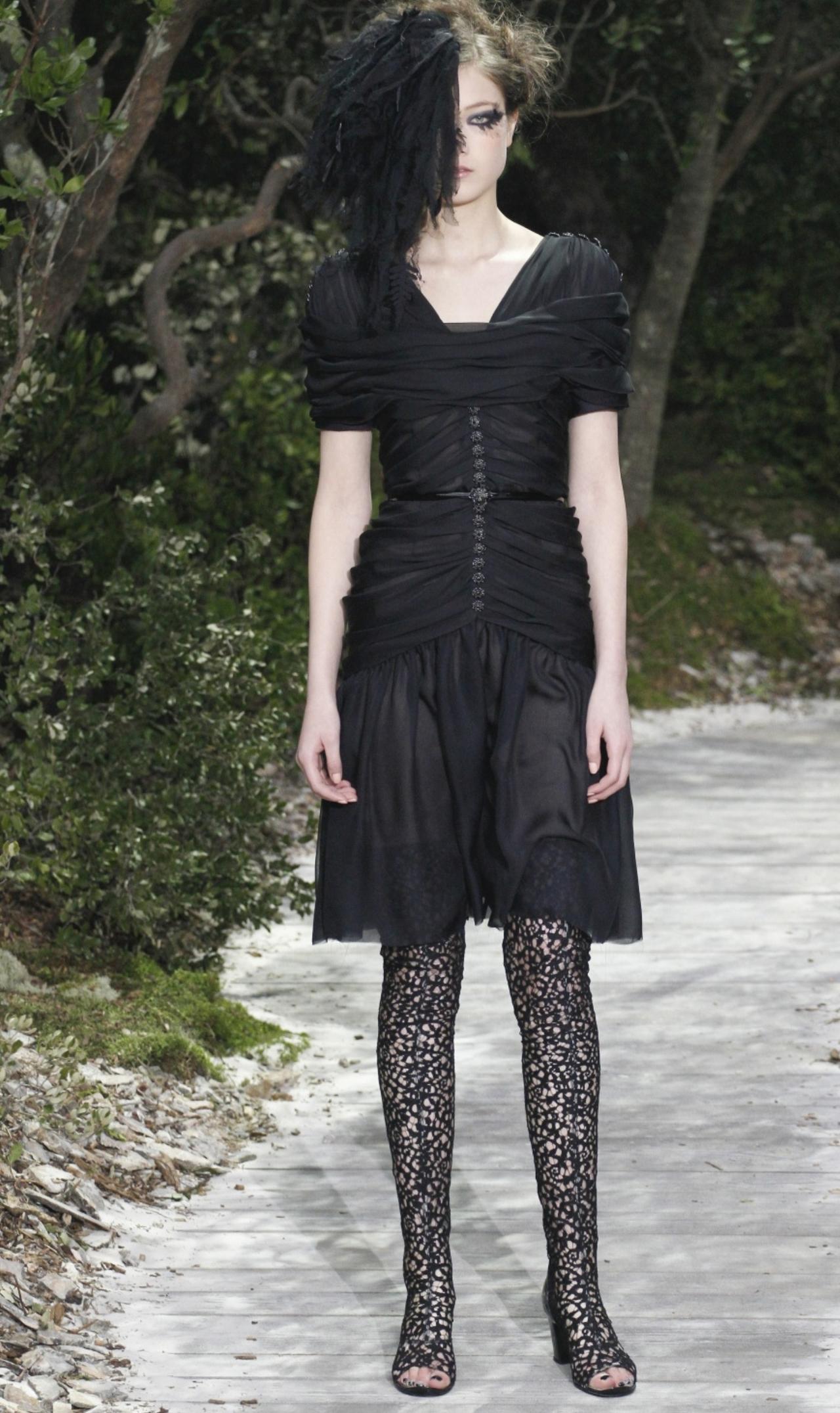 Chanel2013春夏高定系列，是一封写给1930年代的情书。那些错视印花的花