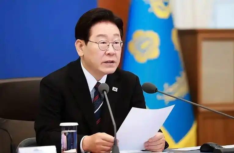 青瓦台魔咒可能真的要被李在明给打破了，谁都没想到他会如此硬气。 最近韩国发生