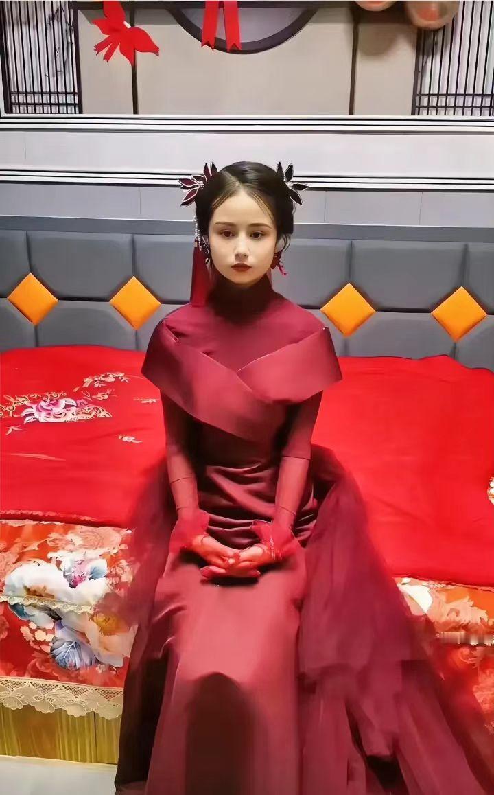 这新娘真的挺漂亮的，看着感觉年龄很小，应该是个娃娃脸，就是表情看着不是很开心，就