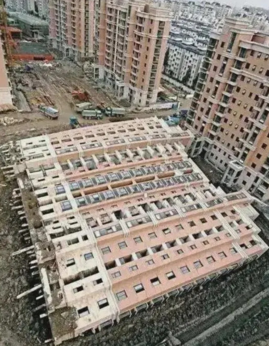 我记得这张照片当年很火，是因为玻璃没碎。