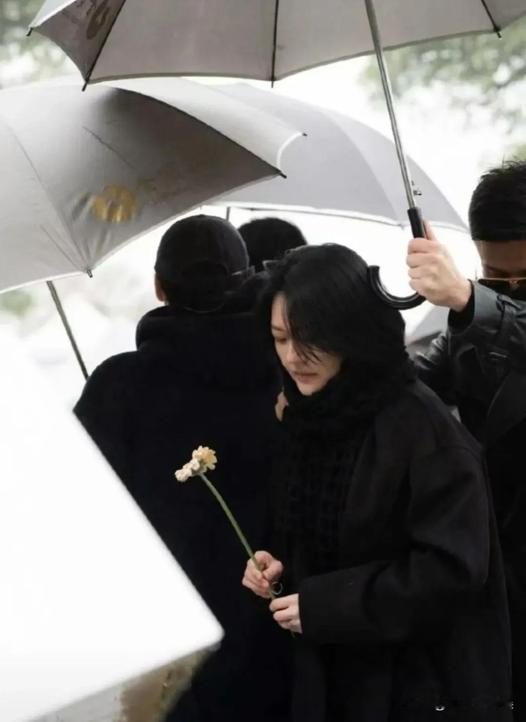 今天如果是大太阳，就不是我姐的风格了😭😭😭大S葬礼的那天，刮风下雨；离