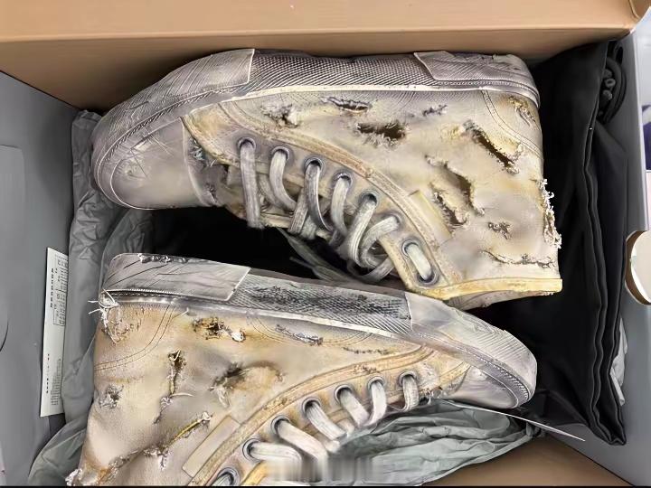 巴黎世家又出“乞丐鞋”了，全球限量100双。建议改名叫《关于我花几万块买了一双看