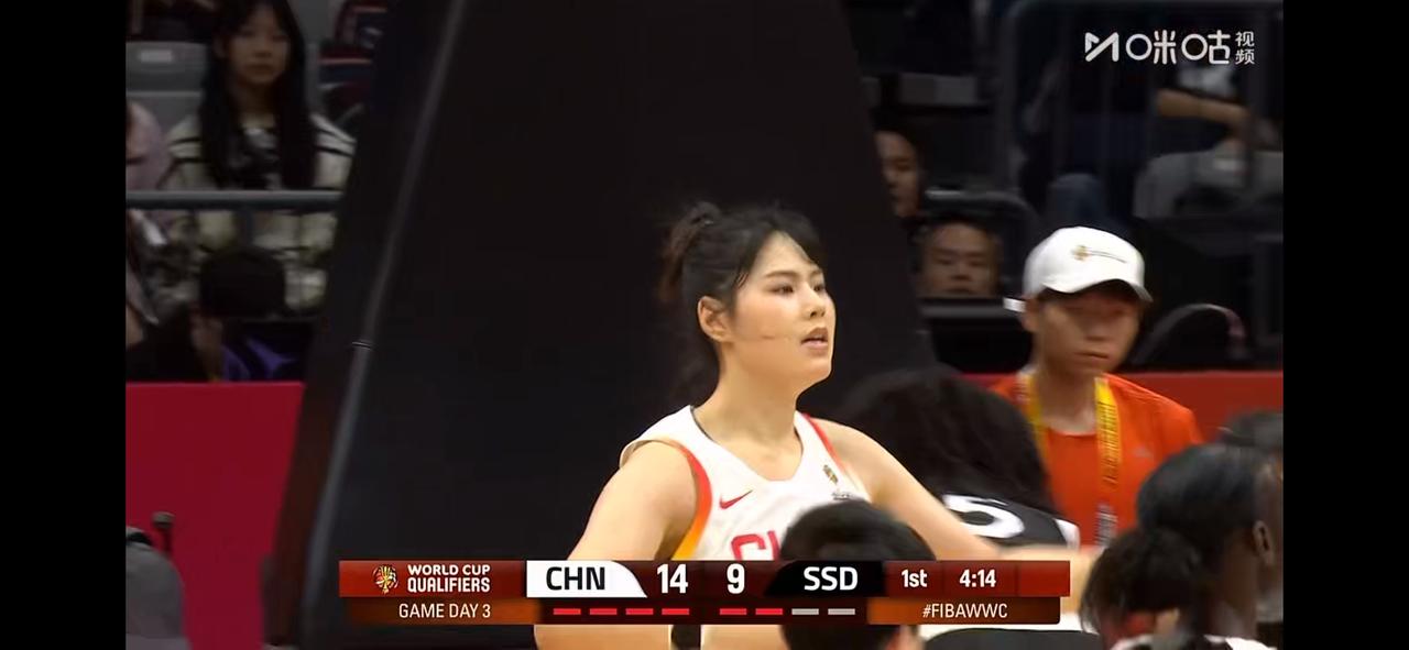 今天这个吹罚尺度对于中国女篮可不是很友好，看这个球，对手上篮李月汝上去封盖，对手