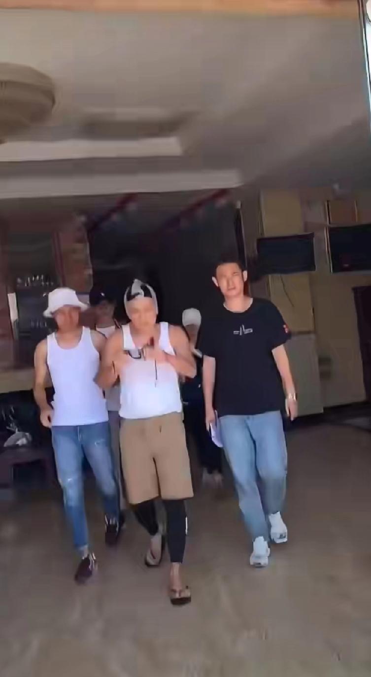 何晟铭这“魔童”属性也太会整活了，总能让人眼前一亮！就连腋下管理都细致到极致，细